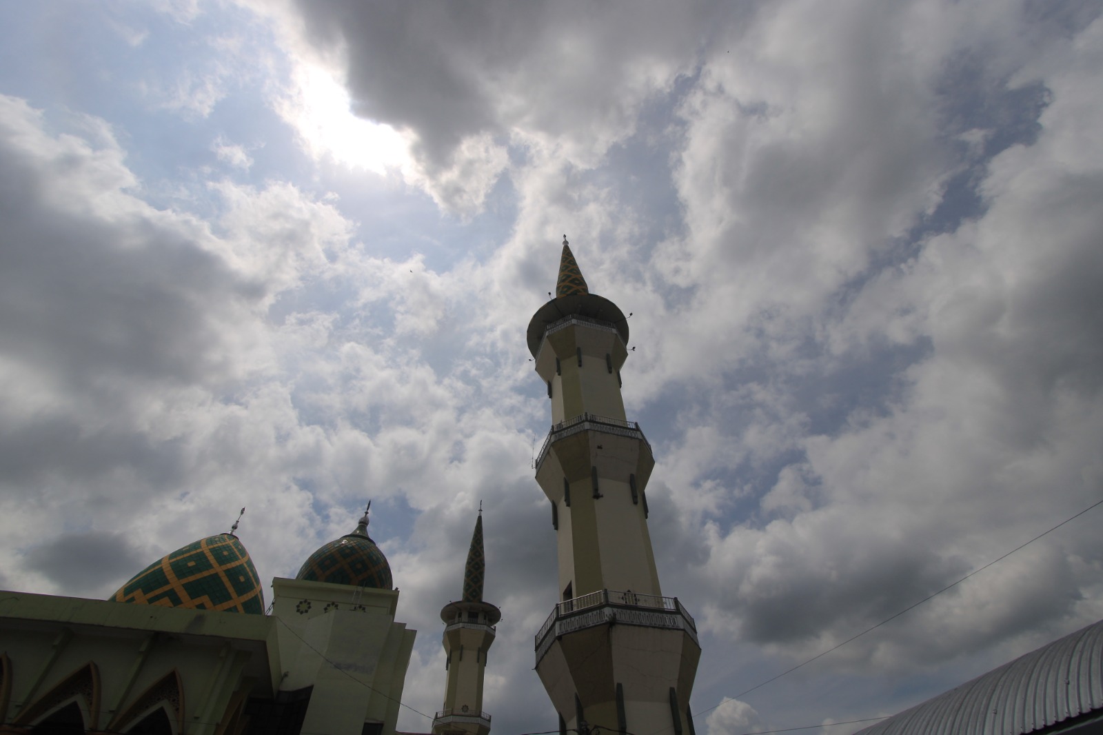 GELAP: Awan mendung menggelayut di wilayah perkotaan Magetan. BMKG mengeluarkan peringatan dini cuaca ekstrem selama 1&ndash;10 Januari 2026. AJI PUTRA/RADAR MAGETAN