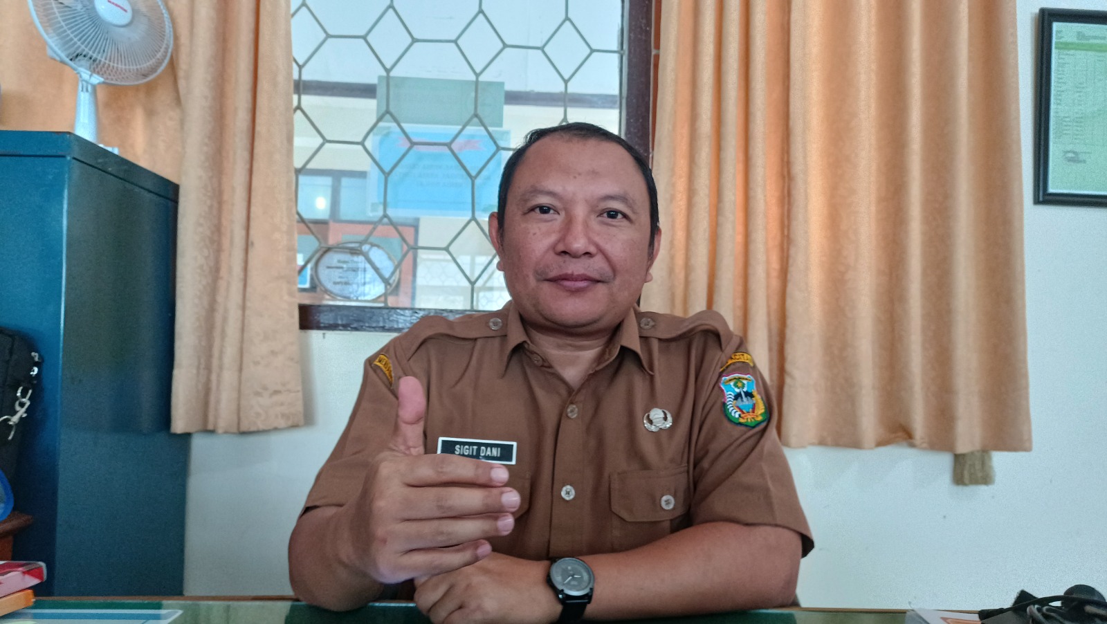 TERBATAS: Kerusakan jalan desa di Pacitan terancam tak tertangani optimal seiring turunnya alokasi dana desa tahun 2026. Kabid Pemerintahan Desa DPMD Pacitan Sigit Dani Yulianto.  DOK RADAR PACITAN