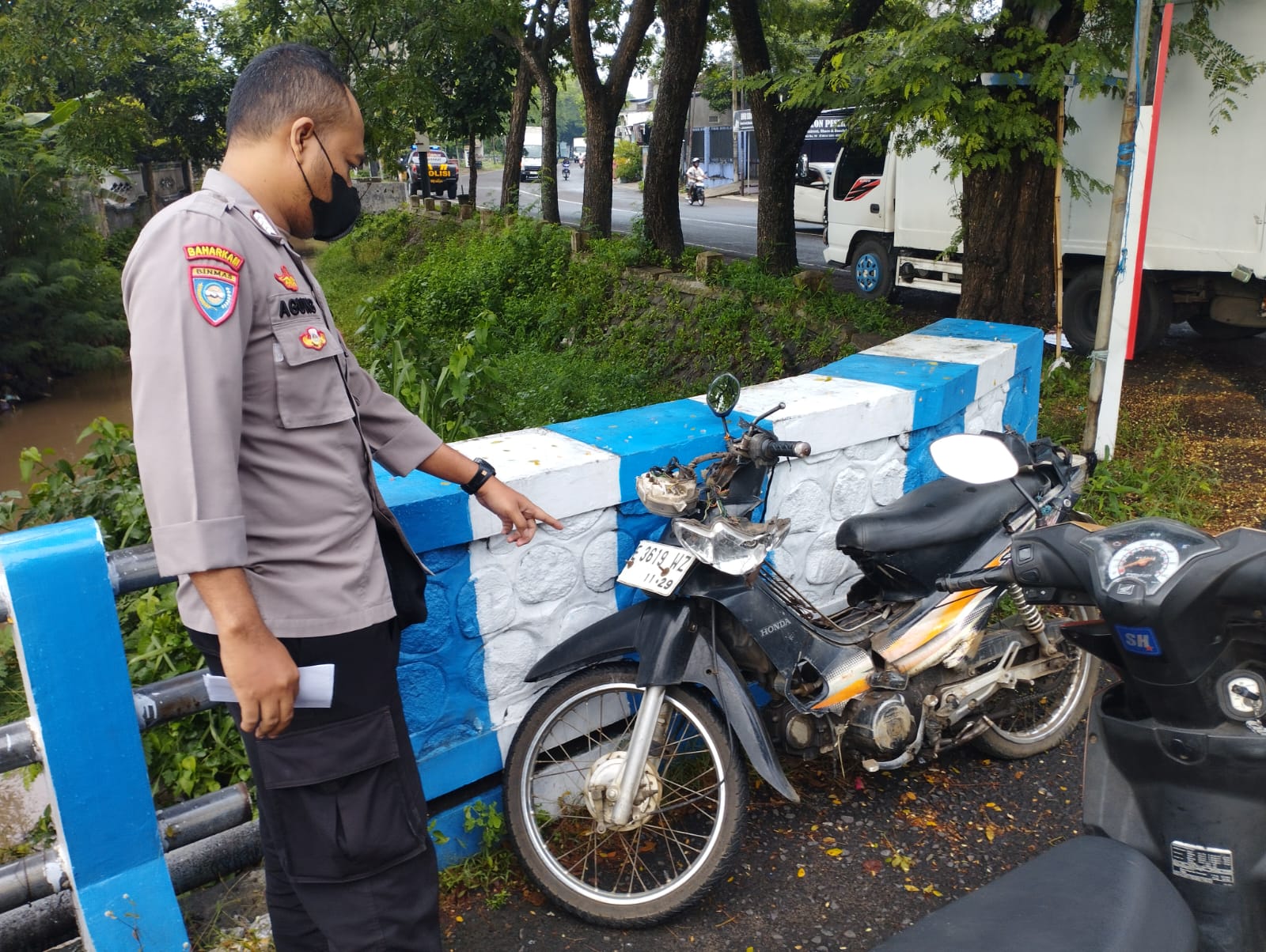 HATI-HATI DI JALAN: Petugas Satlantas Polres Ponorogo mengamankan kendaraan yang terlibat kecelakaan lalu lintas sepanjang 2025. DOK RADAR PONOROGO