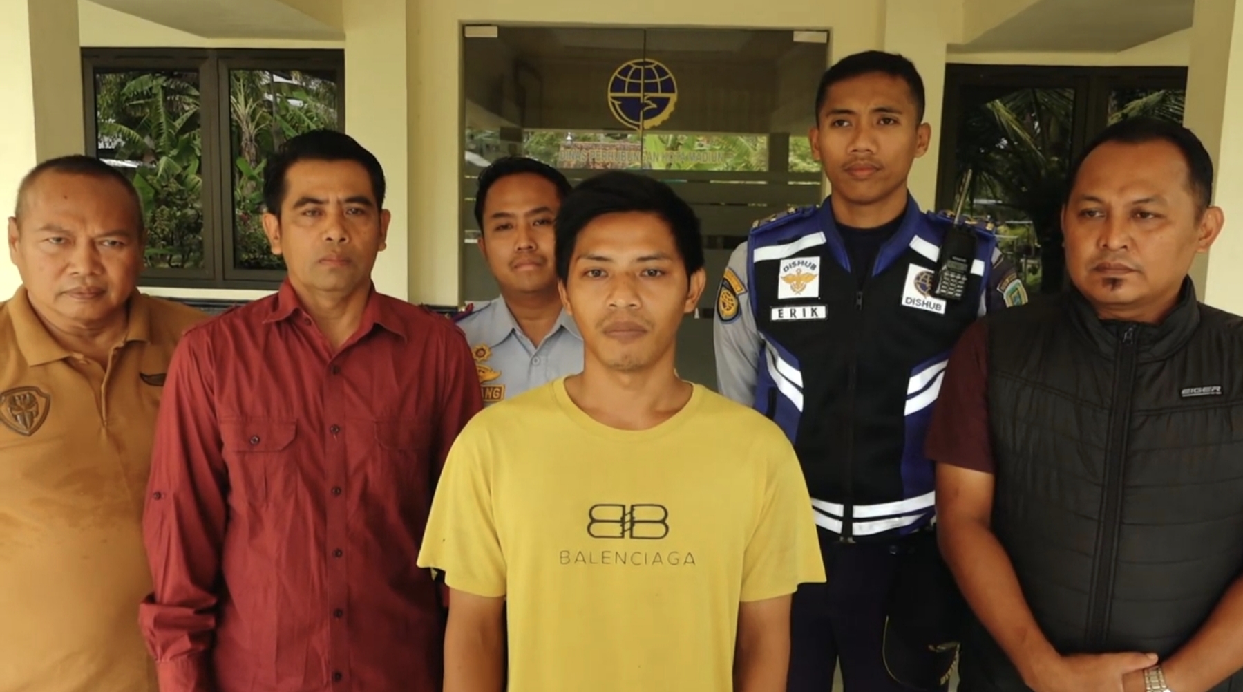 Noval Prabowo, jukir Jalan Pahlawan yang viral usai menarik parkir sepeda motor Rp 10 ribu pada malam tahun baru lalu di Kota Madiun.