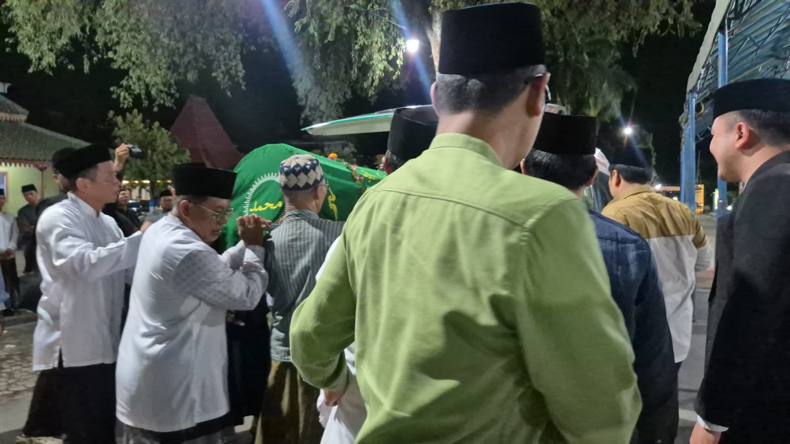 DUKA GONTOR: Jenazah KH Amal Fathullah Zarkasyi tiba di Kompleks PMDG, Desa Gontor, Sabtu (3/1) malam, disambut keluarga besar pondok dan para santri.