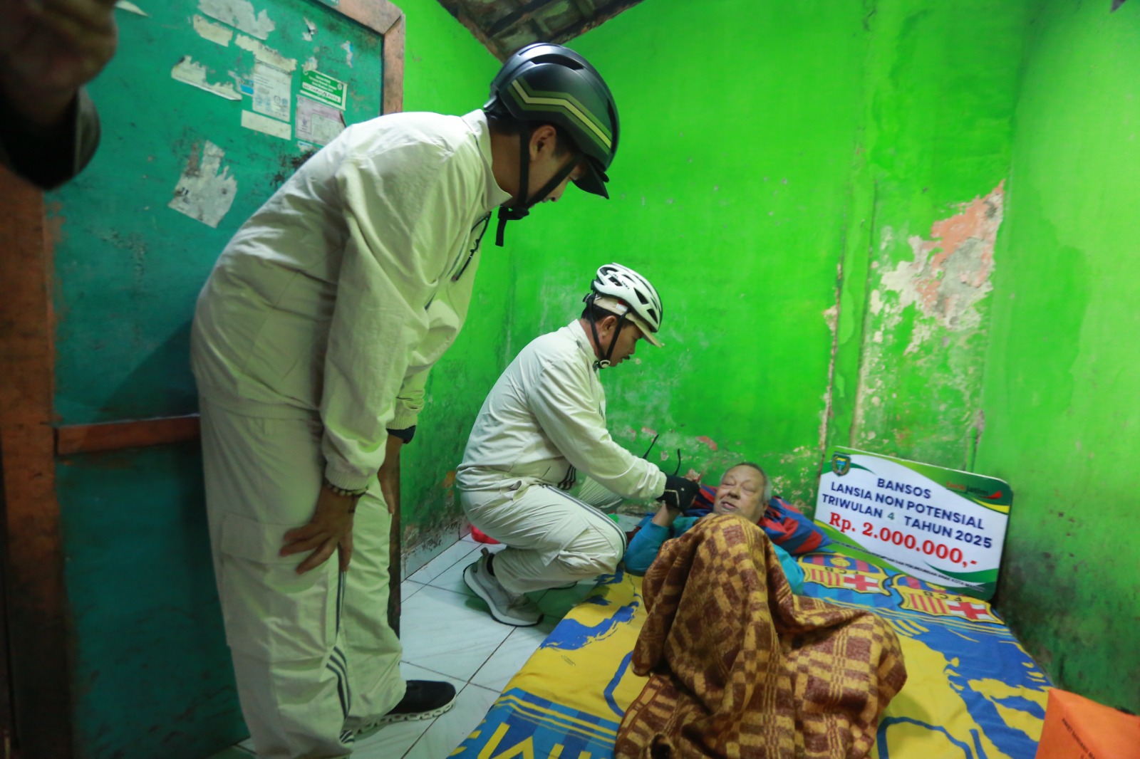 BANSOS LANSIA: Wali Kota Madiun Maidi menyerahkan bantuan kepada lansia ngebrok sebagai stimulan pengentasan kemiskinan di Kota Madiun. BAGAS BIMANTARA/RADAR MADIUN