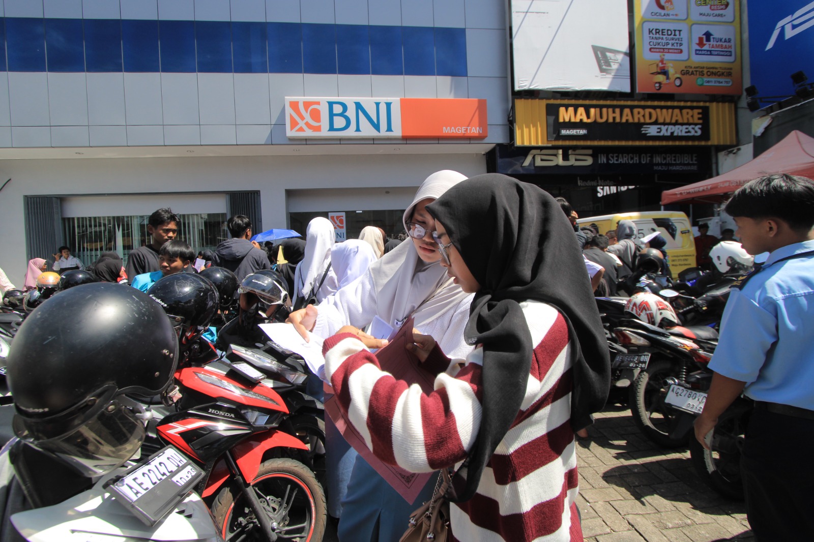BANTUAN PENDIDIKAN: Siswa SMA di Kabupaten Magetan saat menerima bantuan Program Indonesia Pintar (PIP) yang disalurkan melalui bank BUMN untuk menunjang keberlanjutan pendidikan. DOK RADAR MAGETAN