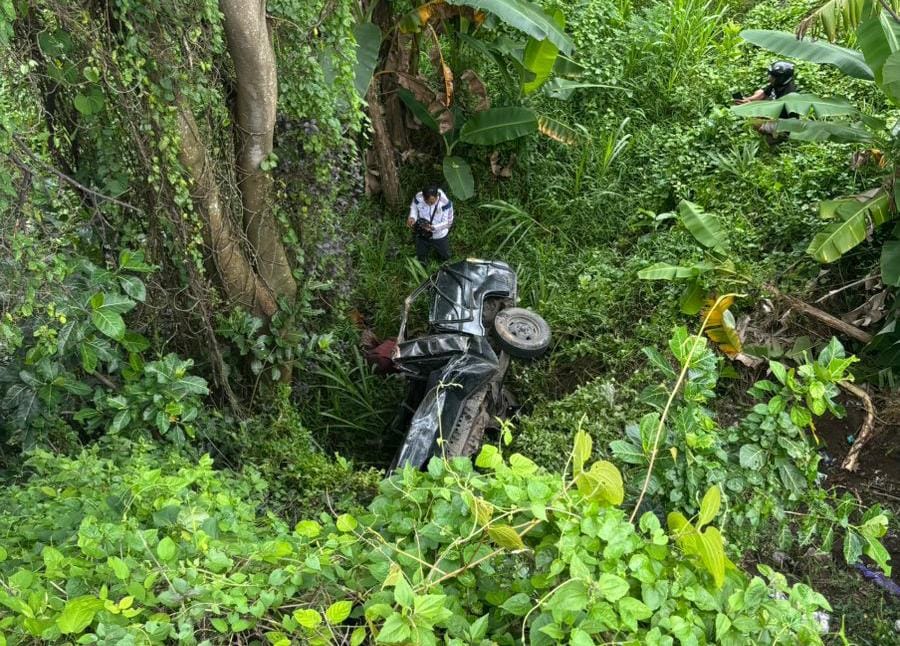 LAKA TUNGGAL: Mobil pikap L300 terjun ke jurang di jalur Bendo&ndash;Maospati, Magetan, Minggu (4/1). Satu penumpang meninggal dunia di lokasi kejadian. FOTO: ISTIMEWA