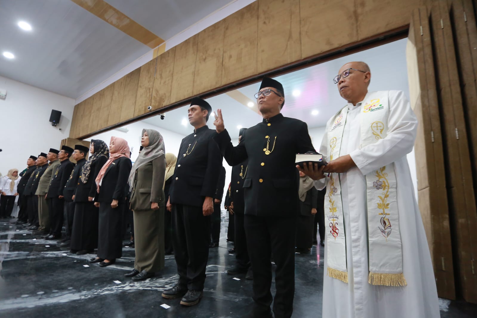 ABDI NEGARA: Sejumlah pejabat Pemkot Madiun mengikuti prosesi pelantikan dan pengambilan sumpah jabatan usai mutasi, Rabu (31/12/2025). BAGAS BIMANTARA/RADAR MAGETAN