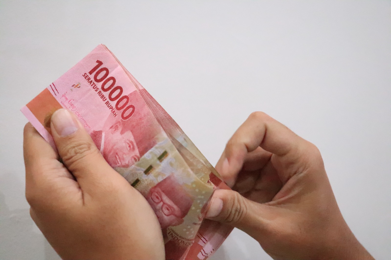 EKONOMI PERKOTAAN: Aktivitas pekerja di Kota Madiun. BPS menilai UMK 2026 masih belum cukup mengangkat satu rumah tangga keluar dari garis kemiskinan jika hanya satu pencari nafkah.