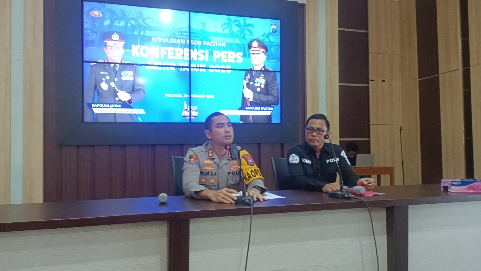 Kapolres Pacitan AKBP Ayub Diponegoro Azhar menyampaikan keterangan pers terkait penanganan kasus hukum di Mapolres Pacitan. Polisi memastikan kasus dugaan korupsi dana desa akan dipaparkan Februari.