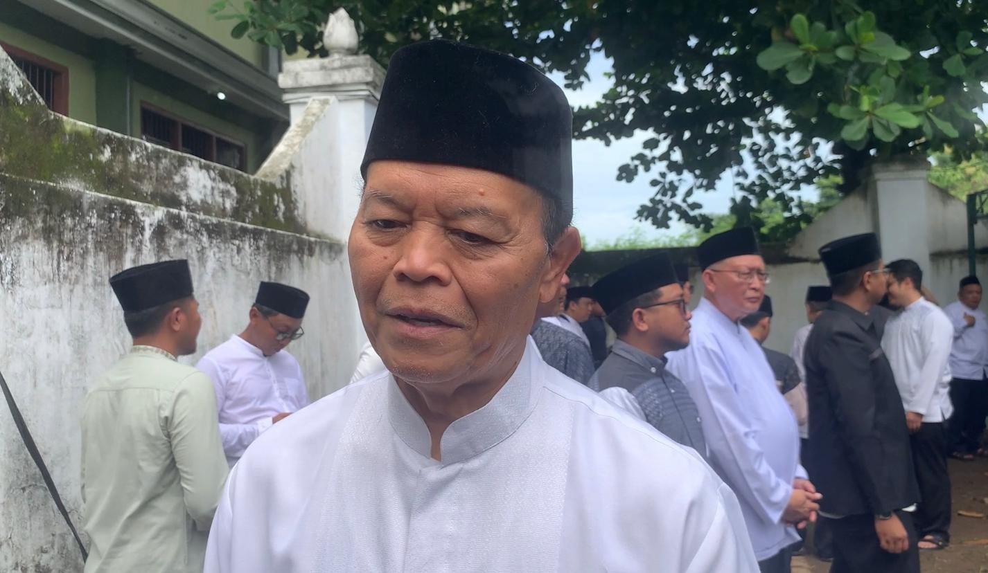 KENANGAN ALUMNI: Para alumni Gontor dari berbagai daerah menghadiri pemakaman KH Amal Fathullah Zarkasyi sebagai bentuk penghormatan kepada sosok teladan pesantren. SUGENG DWI N/RADAR PONOROGO