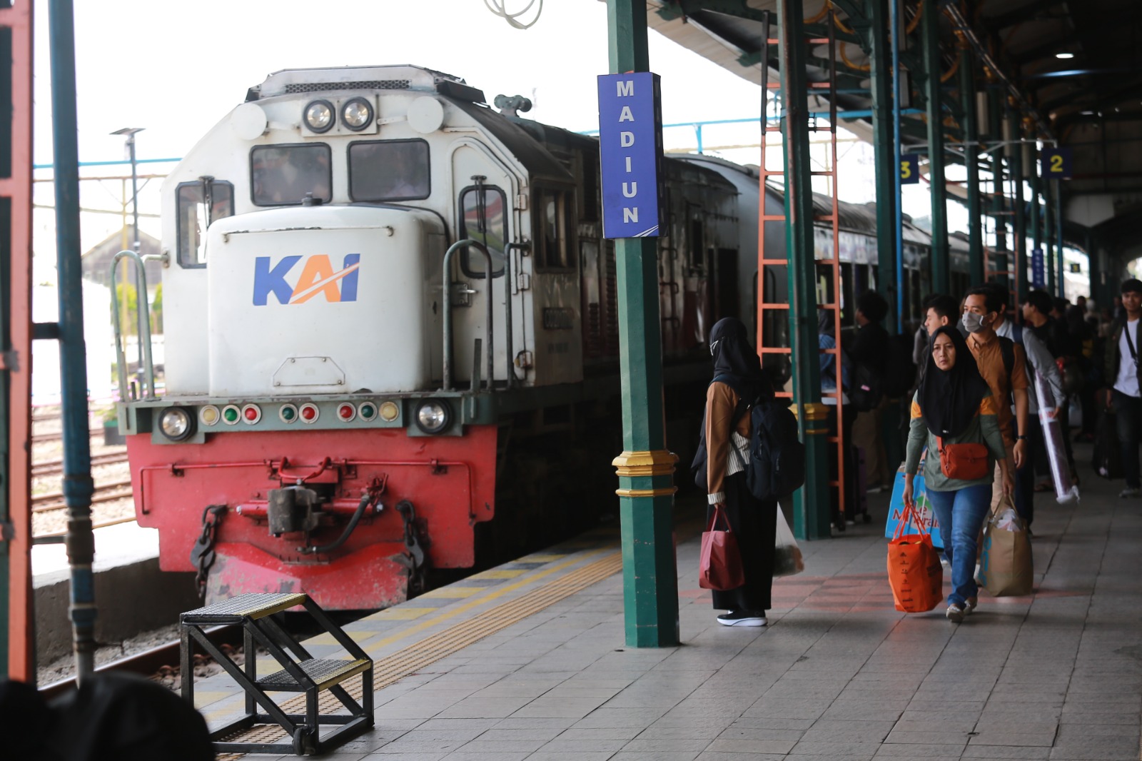 ARUS BALIK: Penumpang memadati layanan kereta api di wilayah KAI Daop 7 Madiun saat puncak arus balik libur Natal dan Tahun Baru 2025/2026. BAGAS BIMANTARA/RADAR MADIUN