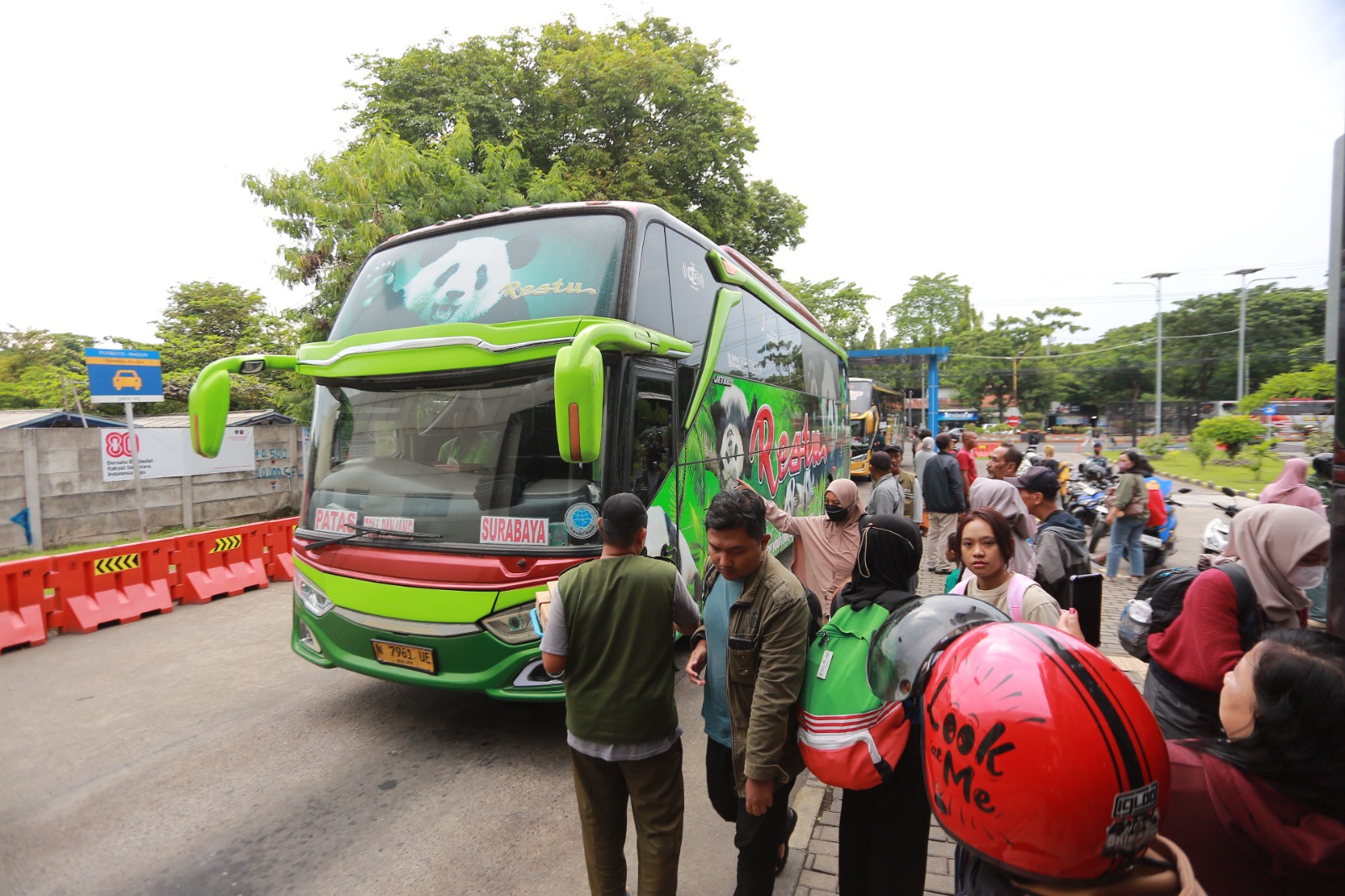 BALIK PERANTAUAN: Aktivitas penumpang bus di Terminal Purboyo Madiun meningkat tajam saat puncak arus balik libur Natal dan Tahun Baru 2025/2026. BAGAS BIMANTARA/RADAR MADIUN
