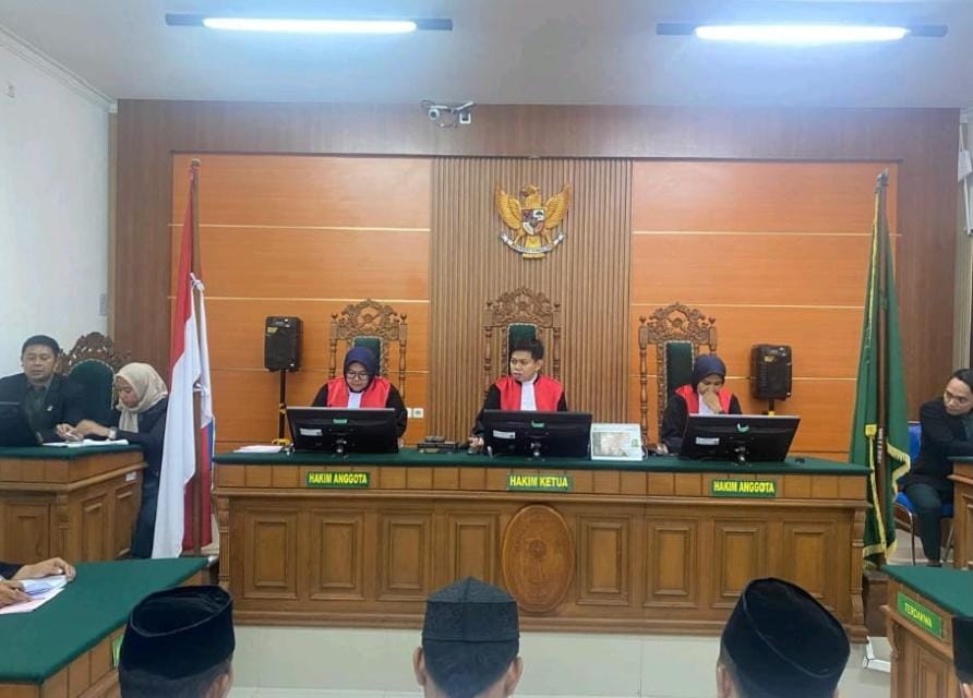 MEJA HIJAU: Suasana sidang putusan empat terdakwa kasus peredaran rokok ilegal yang digelar di Pengadilan Negeri Magetan. FOTO: ISTIMEWA