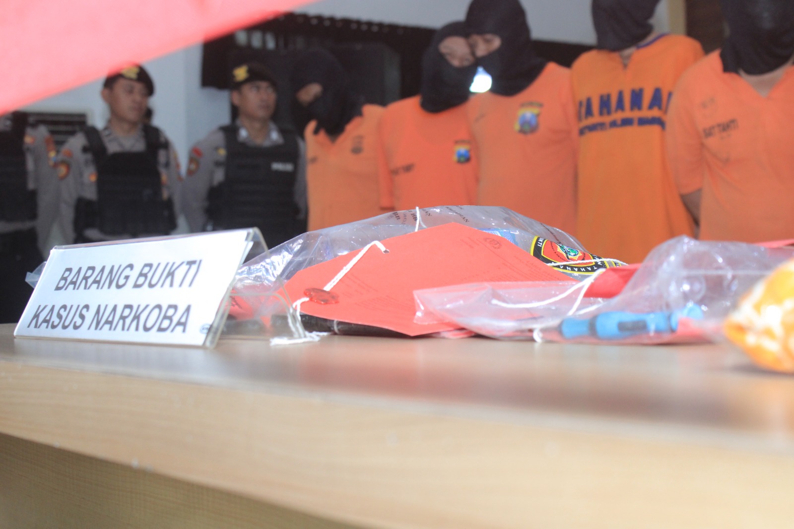 OBAT TERLARANG: Puluhan barang bukti narkoba yang diamankan Polres Magetan sepanjang 2025, termasuk sabu seberat 28 gram yang menjadi rekor tangkapan terbesar. AJI PUTRA/RADAR MAGETAN