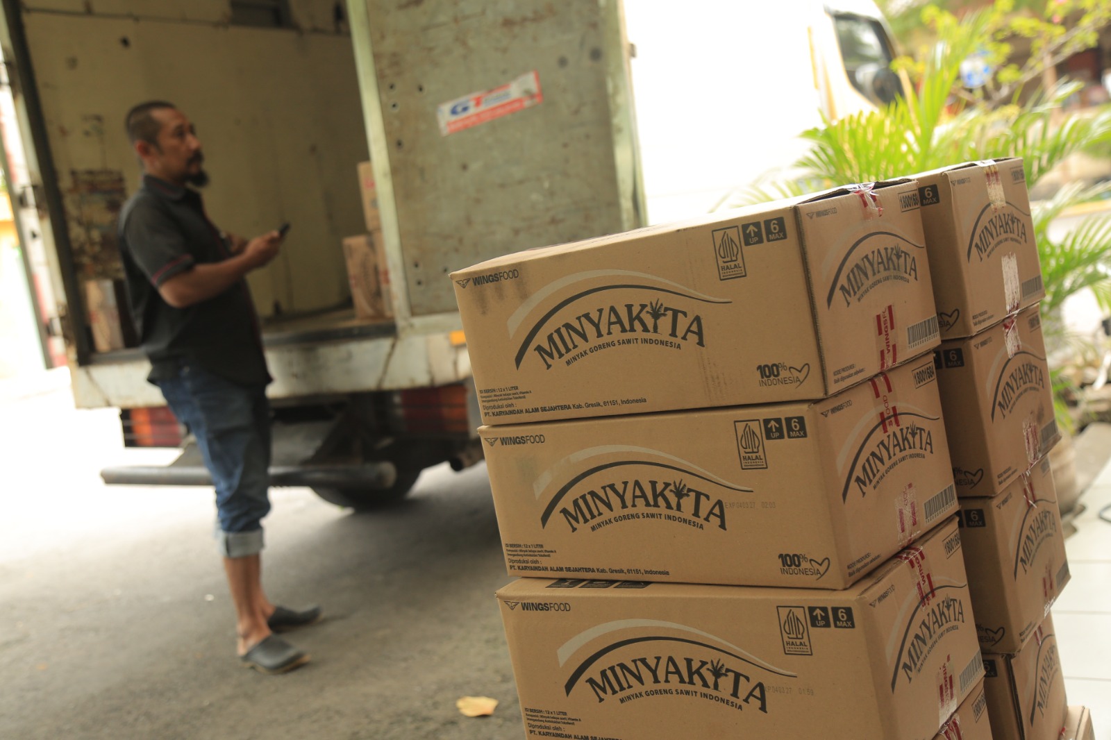 DISTRIBUSI PANGAN: MinyaKita siap disalurkan langsung oleh Bulog ke pengecer guna menjaga ketersediaan dan harga minyak goreng rakyat tetap stabil. BAGAS BIMANTARA/JAWA POS RADAR MADIUN