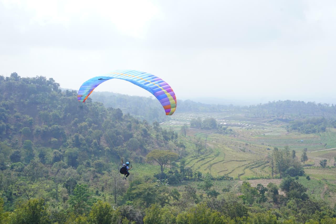 DOK PARALAYANG: Bukit Watu Bayang di Desa Klangon, Kecamatan Saradan, menjadi jujukan ribuan wisatawan saat libur Natal dan Tahun Baru, meski wahana terbang tandem paralayang belum dibuka.