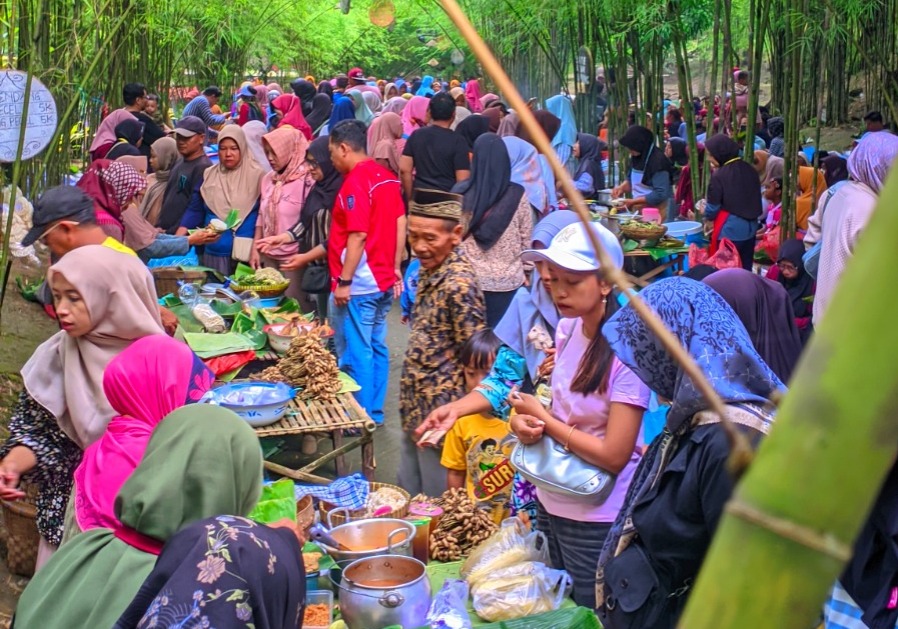 MEMBLUDAK: Ribuan wisatawan memadati Taman Wisata Tawun Ngawi saat gelaran Pasar Djadoel Ahad Legi di penghujung libur Natal dan Tahun Baru. ASEP SYAEFUL/RADAR NGAWI