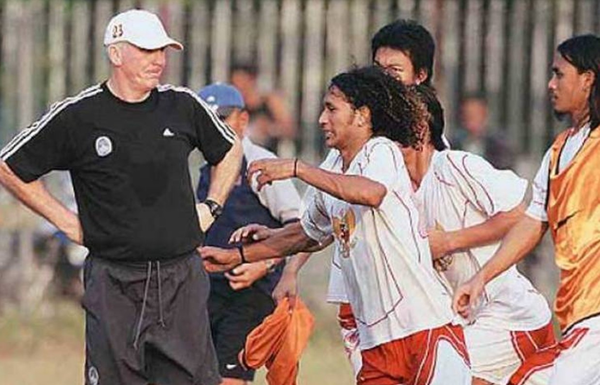 Peter Withe saat menangani Timnas Indonesia.