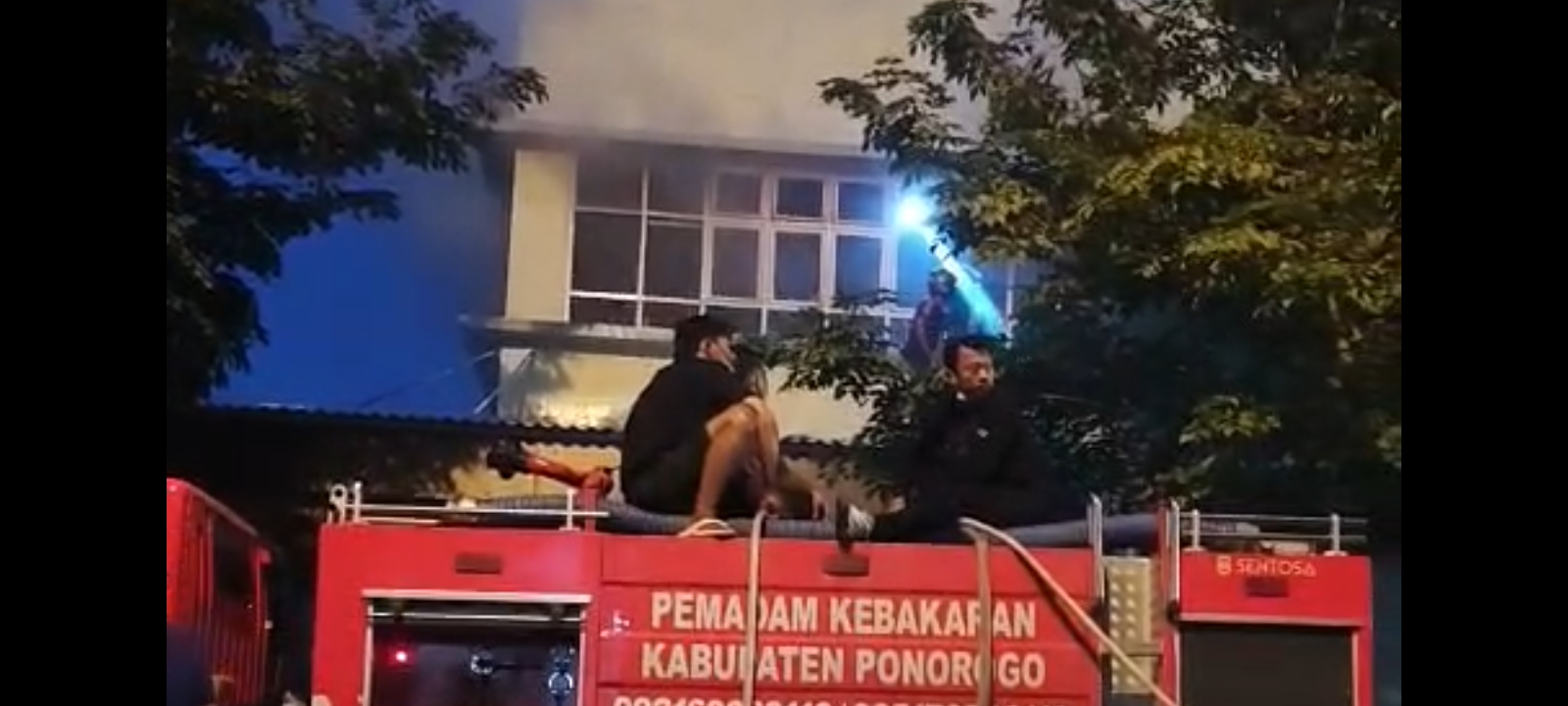 Proses pemadaman RSUD dr Harjono Ponorogo yang dilanda kebakaran, Minggu 4 Januari 2025.
