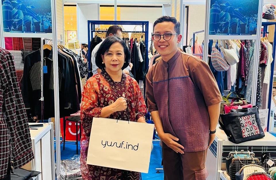 UMKM MENDUNIA: Koleksi busana muslim YUSUF.IND memadukan tenun Baduy dengan desain modern bernuansa Arabic look, siap bersaing di pasar global.