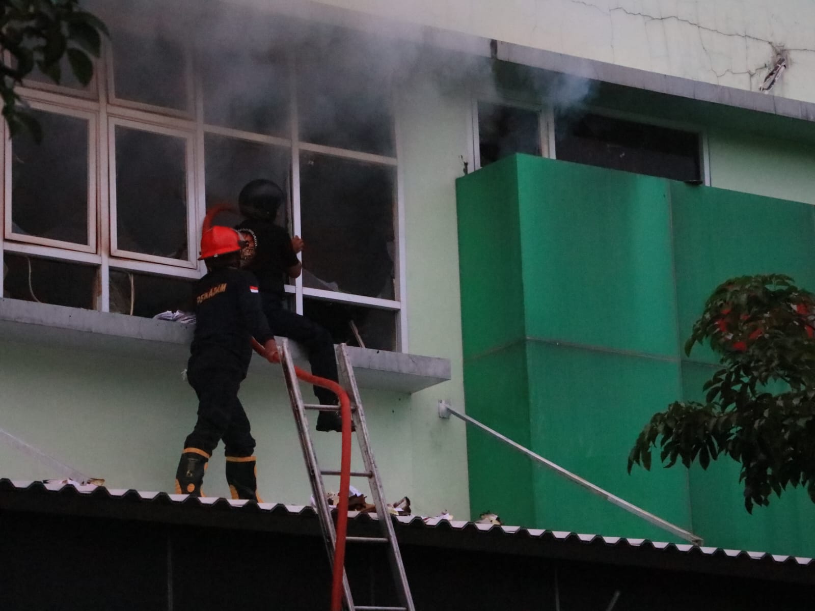 Petugas berjibaku memadamkan kebakaran RSUD dr Harjono Ponorogo, Minggu 4 Januari 2025.