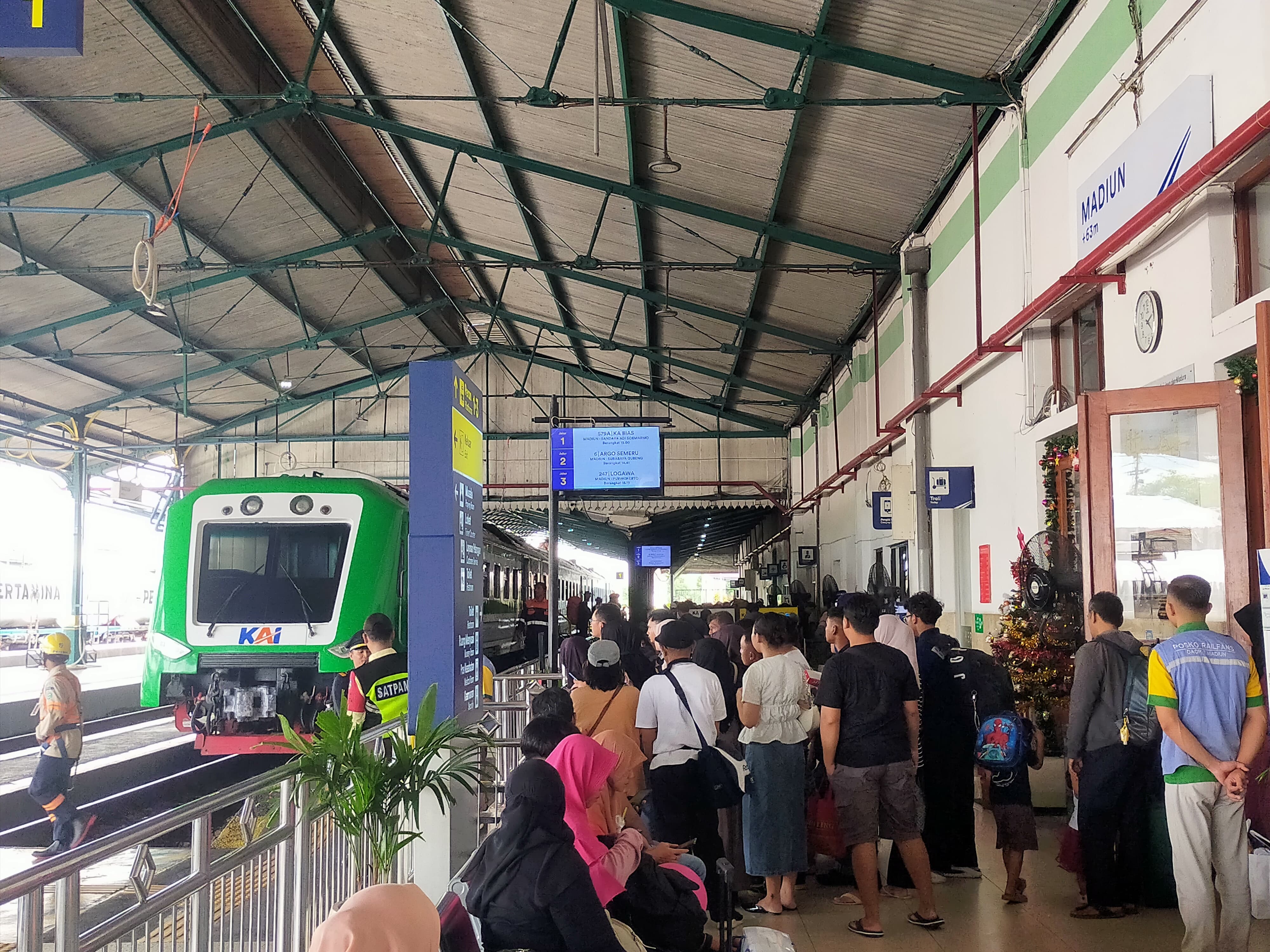 PRIMADONA NATARU: Aktivitas penumpang KA Lokal Bias di wilayah Daop 7 Madiun meningkat tajam selama masa libur Natal dan Tahun Baru 2025/2026. FOTO: HUMAS KAI DAOP 7 MADIUN