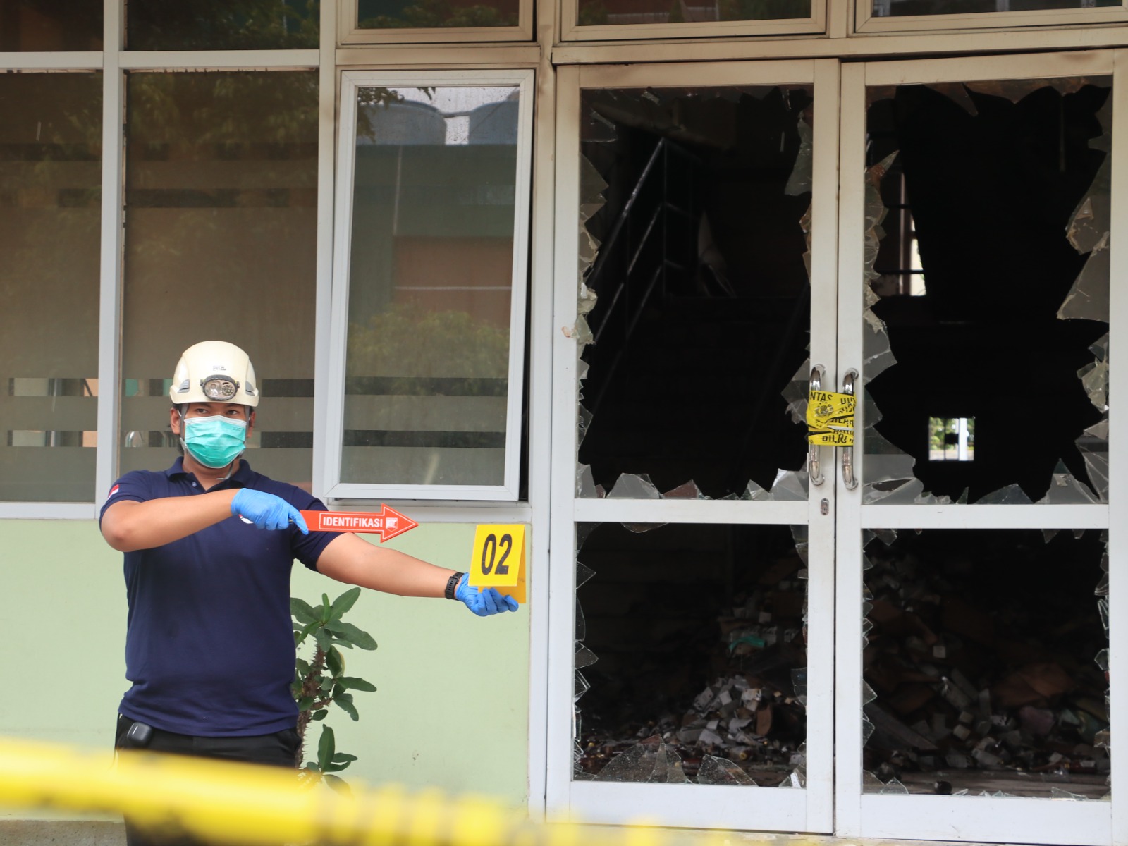 PEMERIKSAAN: Tim Inafis dan Labfor Polda Jatim melakukan olah TKP dan mengamankan barang bukti pascakebakaran Gudang Farmasi RSUD dr Harjono Ponorogo. SUGENG DWI N/RADAR PONOROGO