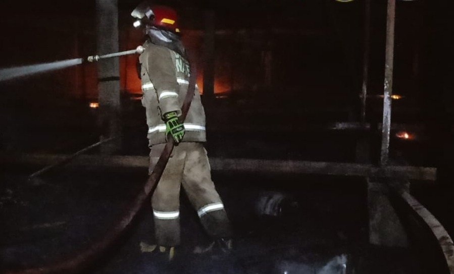 PADAMKAN API: Petugas Satpol PP dan Damkar Magetan berjibaku memadamkan kebakaran peternakan ayam milik Gigih Bakti Laksana di Desa Bibis, Kecamatan Sukomoro. FOTO: ISTIMEWA