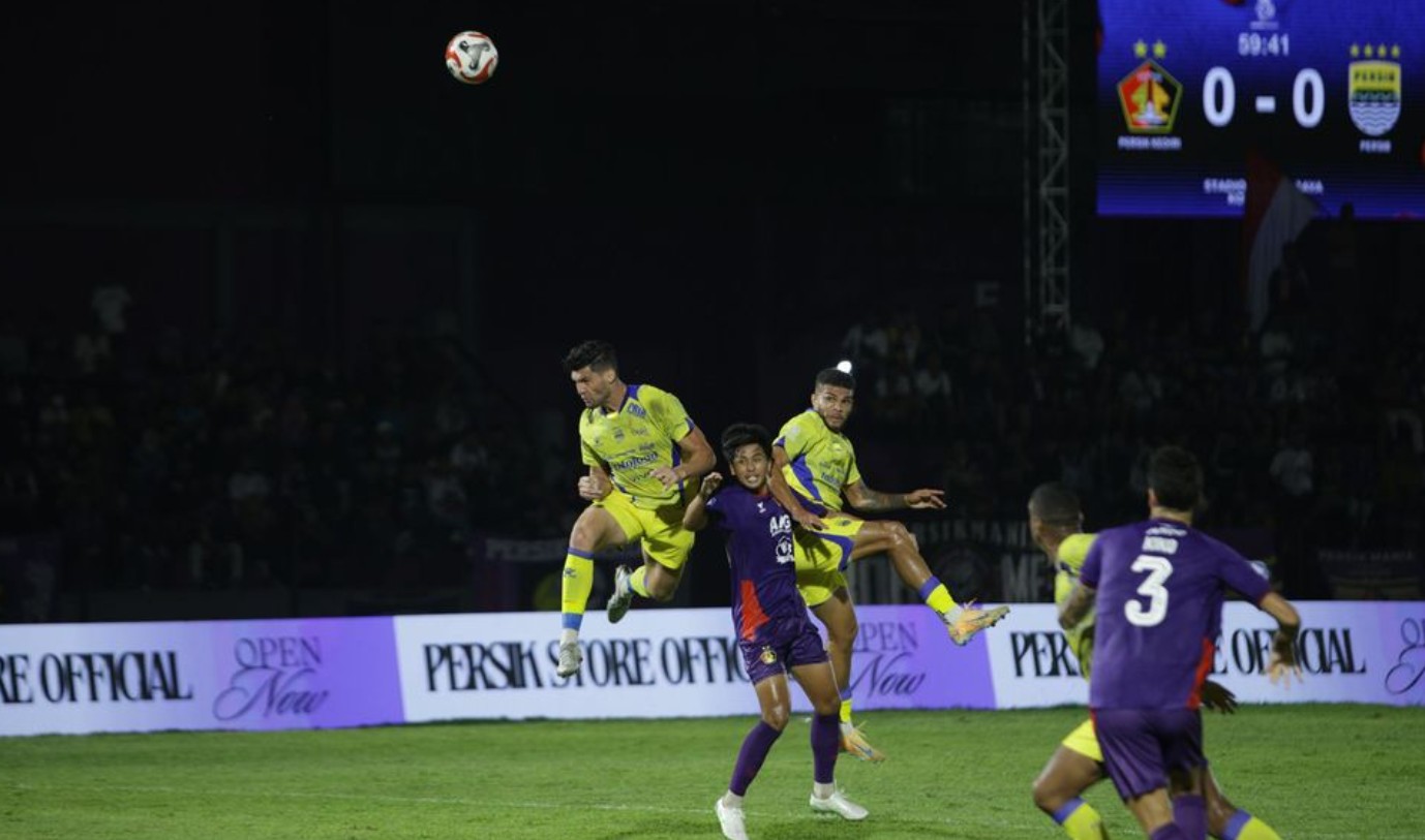 Duel para pemain Persik vs Persib di lanjutan BRI Super League.