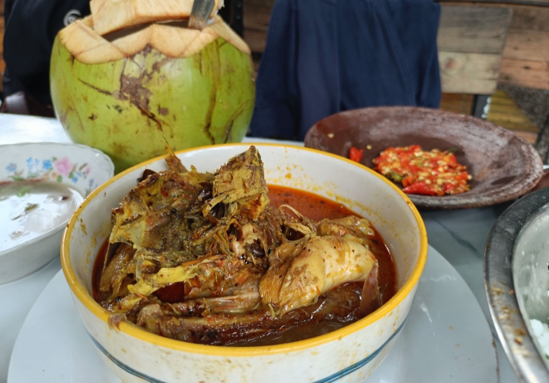 Ayam lodho Sragi Dhadapan Ponorogo menawarkan rasa gurih santan, pedas bisa request, dan gorengan unik yang jadi buruan pembeli.