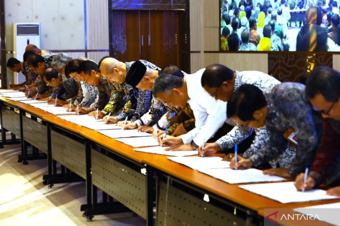 Ratusan pimpinan PTN dan PTS menandatangani Kontrak Kinerja 2026 untuk menyatukan arah kampus menuju Indonesia Emas 2045.