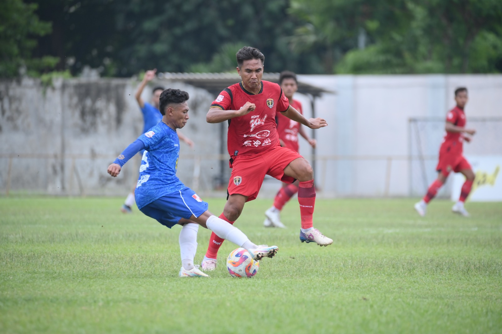 MENANG TIPIS: Momen pertandingan Persinga Ngawi saat menumbangkan PSBI Blitar 2-1 pada babak 32 besar Liga 4 Jatim di Stadion Jenggolo, Sidoarjo, kemarin (5/1). FOTO: ISTIMEWA