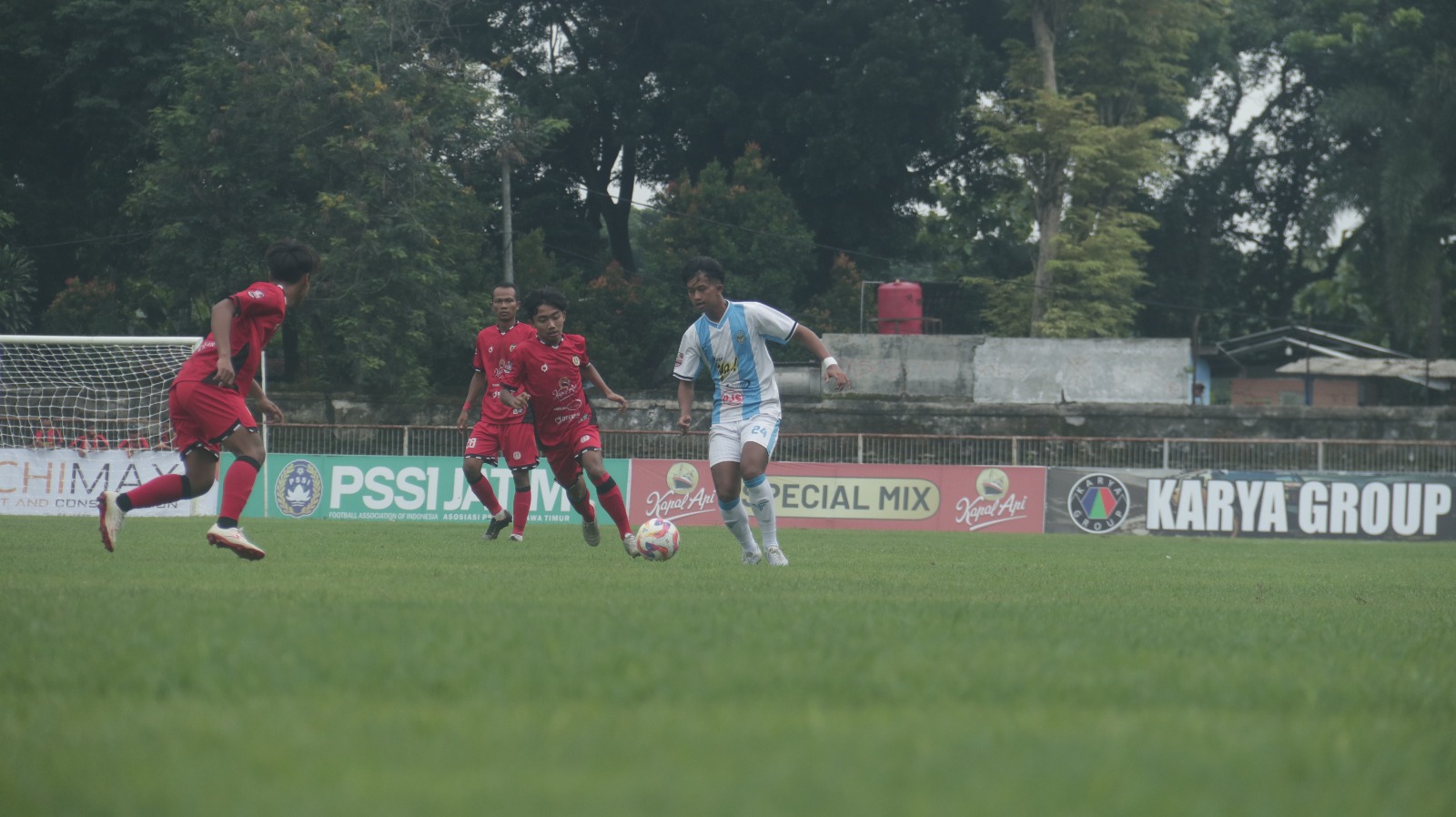 KALAH TELAK: Persepon Ponorogo harus mengakui keunggulan Persenga Nganjuk setelah dibantai 7-1 pada laga perdana babak 32 besar Liga 4 Jatim di Stadion Anjuk Ladang. FOTO: ISTIMEWA