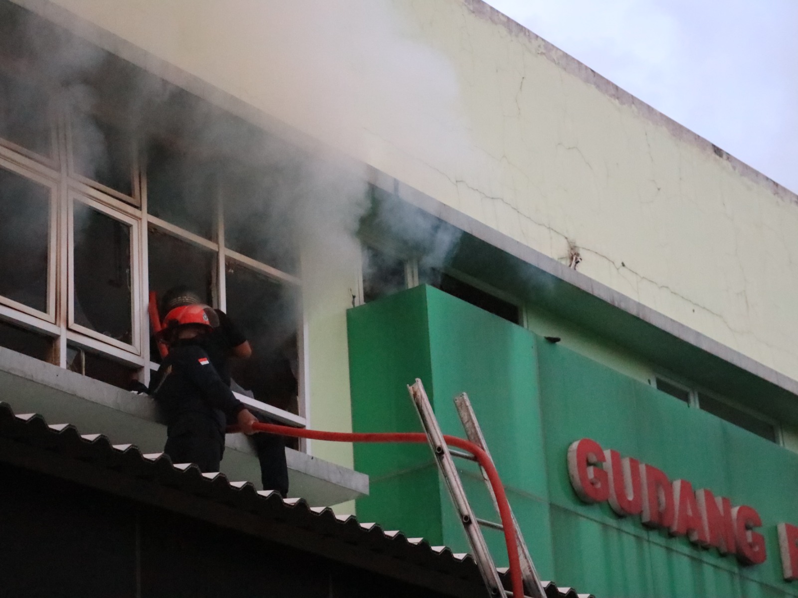 KEBAKARAN: Petugas damkar berjibaku memadamkan api yang membakar gudang farmasi RSUD dr Harjono Ponorogo, Minggu (4/1). SUGENG DWI N/RADAR PONOROGO