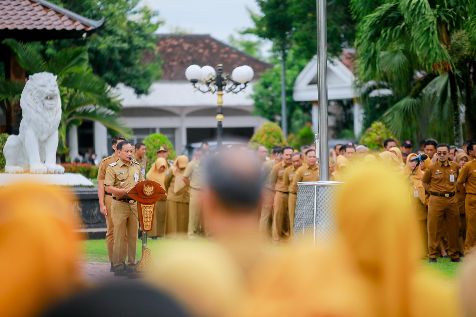 APEL PERDANA: Ratusan ASN Pemkab Ponorogo mengikuti apel besar awal tahun 2026 di halaman Pendapa, Senin (5/1), sebagai penanda dimulainya percepatan kinerja OPD. FOTO: PROKOPIM PONOROGO