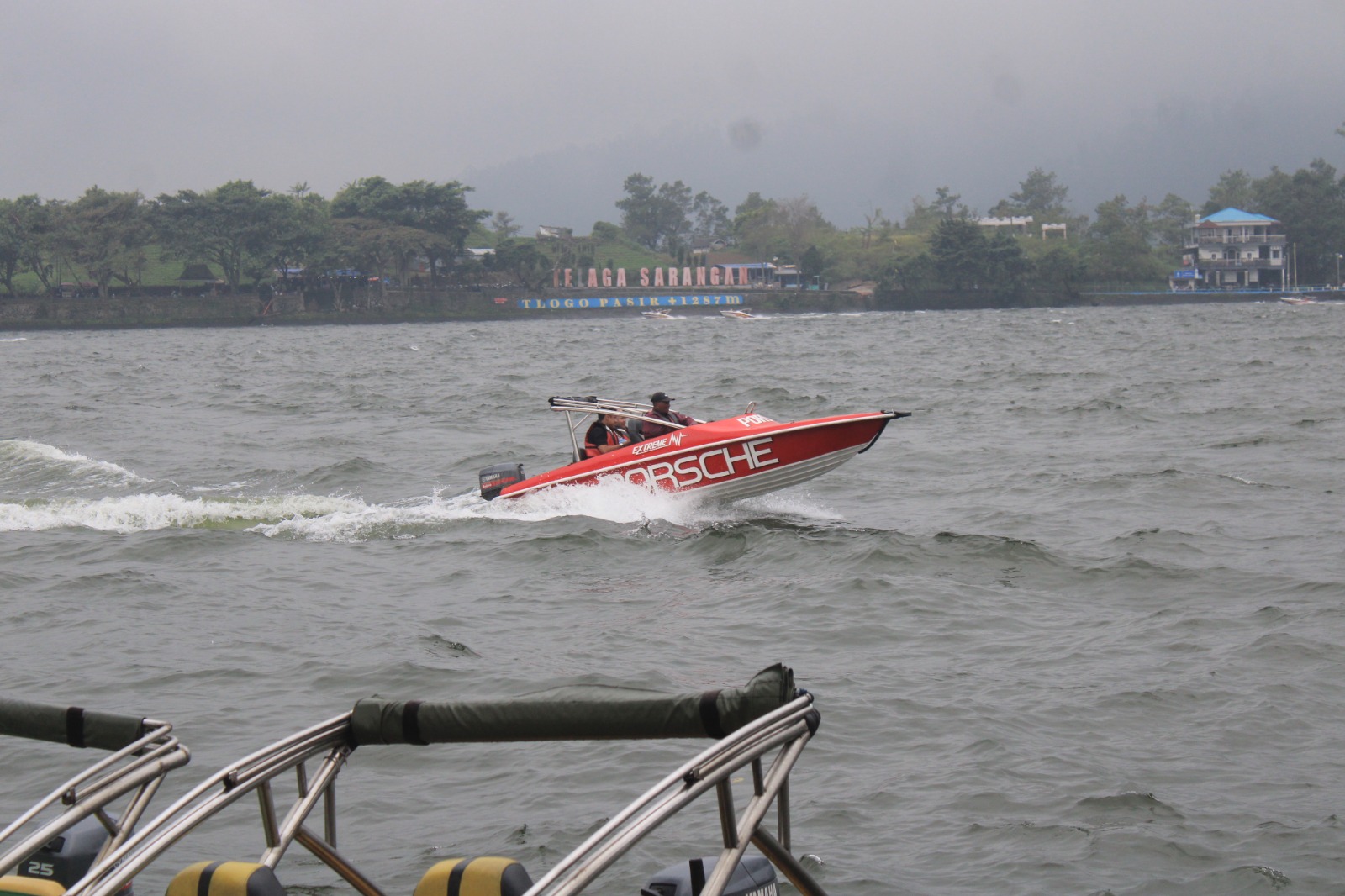 WISATA AIR: Ribuan wisatawan memadati kawasan Telaga Sarangan saat libur tahun baru. AJI PUTRA/RADAR MAGETAN