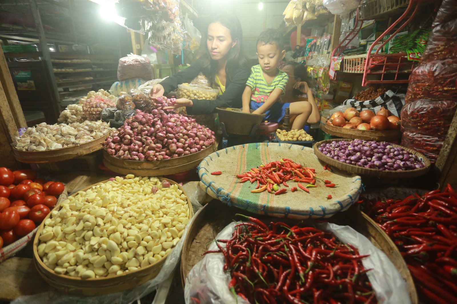 MONTH TO MONTH: Cabai rawit menjadi komoditas utama pemicu inflasi Kota Madiun pada Desember 2025, dengan lonjakan harga sempat menembus Rp 100 ribu per kilogram. DOK RADAR MADIUN
