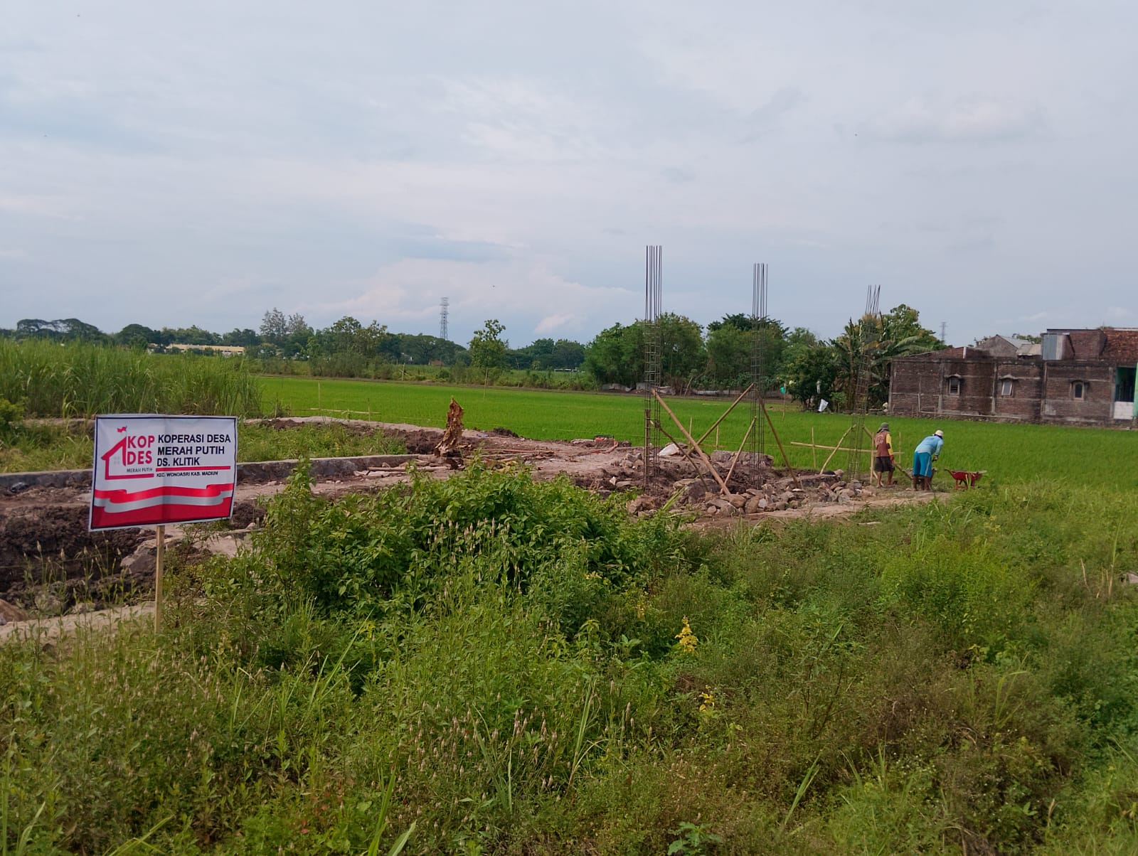 BERTAHAP: Pembangunan gerai atau gudang KDKMP di sejumlah desa masih berjalan sambil menunggu kewajiban pelaporan penanaman modal ke OSS. LODITYA FERNANDES/RADAR MADIUN
