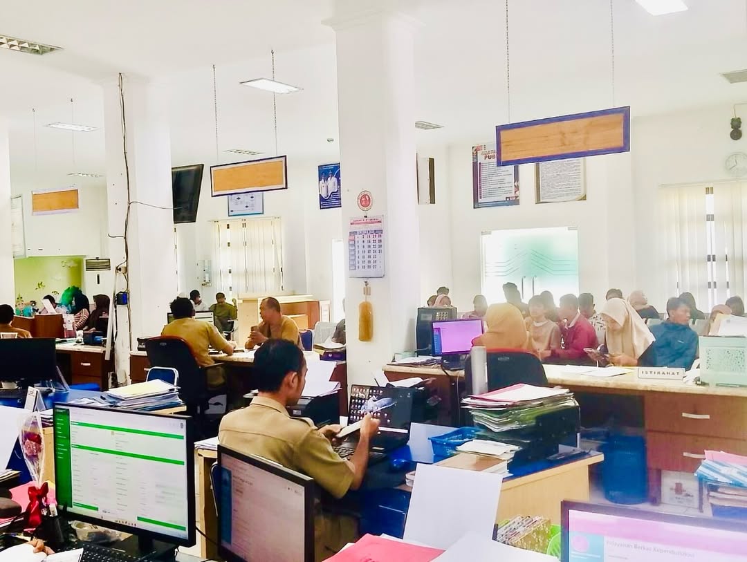 ANTREAN: Suasana pelayanan pengurusan dokumen kependudukan di Disdukcapil Pacitan yang dipadati warga selama libur akhir tahun. NUR CAHYONO/RADAR PACITAN