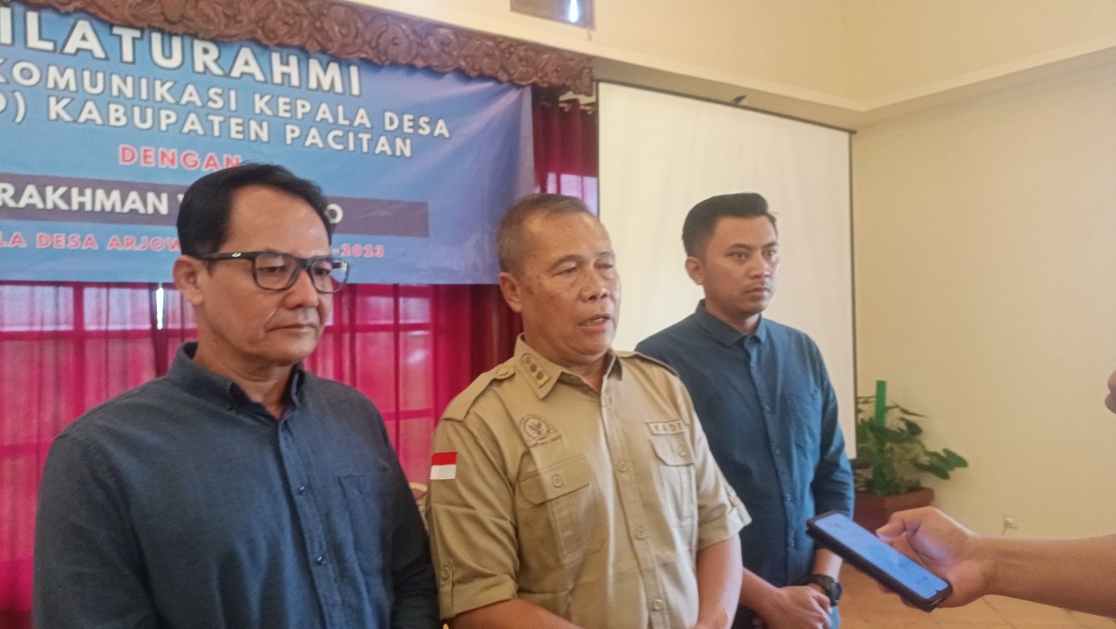 PERIHAL DD 2026: Ketua FKKD Pacitan Utomo (tengah) menyampaikan sikap kepala desa terkait penurunan dana desa dan arah penggunaan anggaran tahun 2026. NUR CAHYONO/RADAR PACITAN