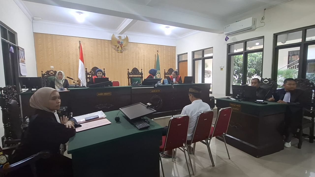 Suasana sidang di PN Kabupaten Madiun dengan agenda pembacaan tuntutan dari JPU terhadap Darwanto terkait perkara kepemilikan landak Jawa, Selasa (6/1). FOTO: DIAN RAHAYU/RADAR MADIUN