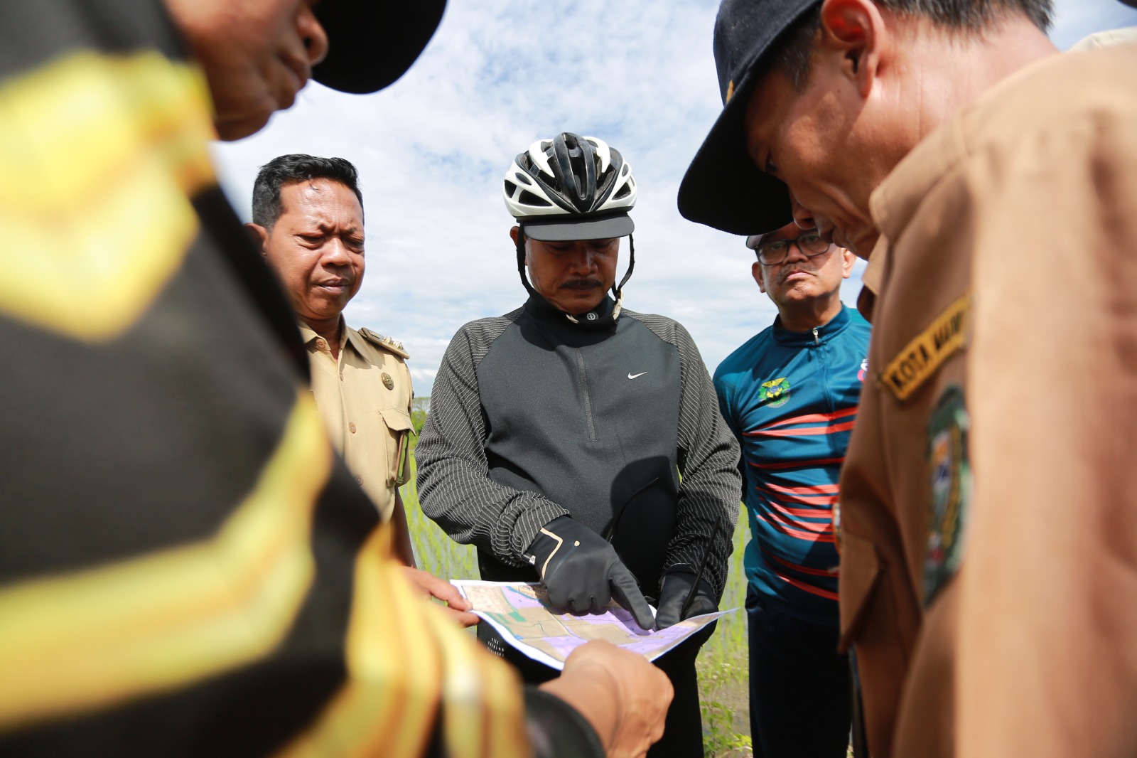 ASET DAERAH: Wali Kota Madiun Maidi meninjau lahan persawahan di Kelurahan Patihan yang disiapkan untuk pembangunan TPS 3R sebagai bagian target zero sampah 2027. BAGAS BIMANTARA/RADAR MADIUN