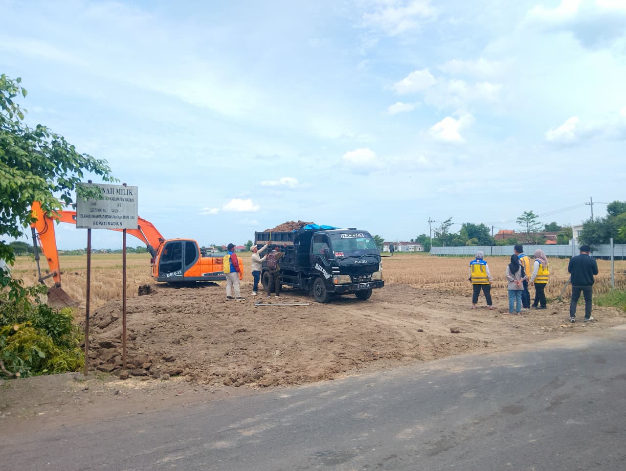 Tim teknis Kementerian PU Wilayah IV Surabaya meninjau pengurukan lahan pembangunan Sekolah Rakyat di Kelurahan Nglames, Kecamatan Madiun, Selasa (6/1). LODITYA FERNANDES/RADAR MADIUN