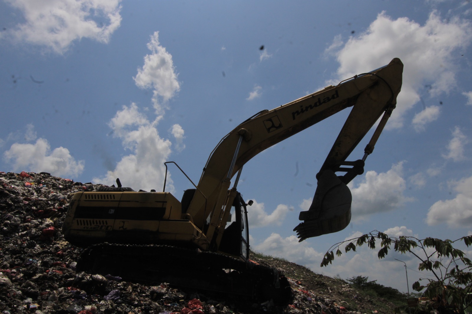 MENUMPUK: Volume sampah yang masuk ke TPA Milangasri Magetan meningkat tajam selama libur Natal dan Tahun Baru 2025/2026, didominasi sampah plastik dari kawasan wisata. DOK RADAR MAGETAN