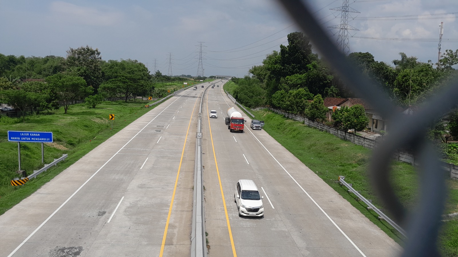 ILUSTRASI: Arus kendaraan melintas di ruas Jalan Tol Solo&ndash;Ngawi yang resmi mengalami penyesuaian tarif mulai awal Januari 2026. ASEP SYAEFUL/RADAR NGAWI