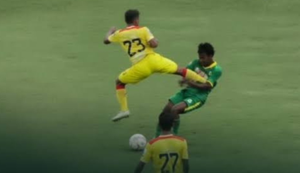 Tangkapan layar insiden Hilmi melukai pemain Perseta dengan tendangan telak di dada.