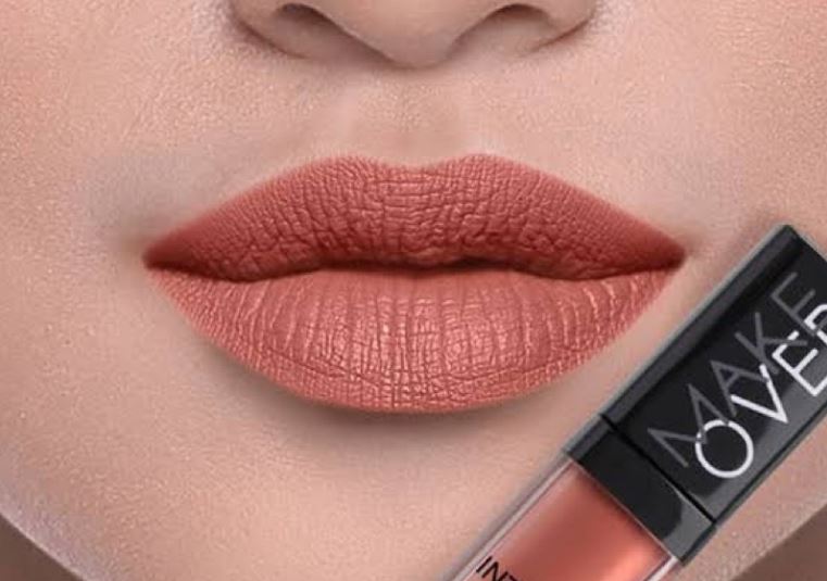 Ilustrasi rekomendasi lipstik Make Over untuk bibir hitam.