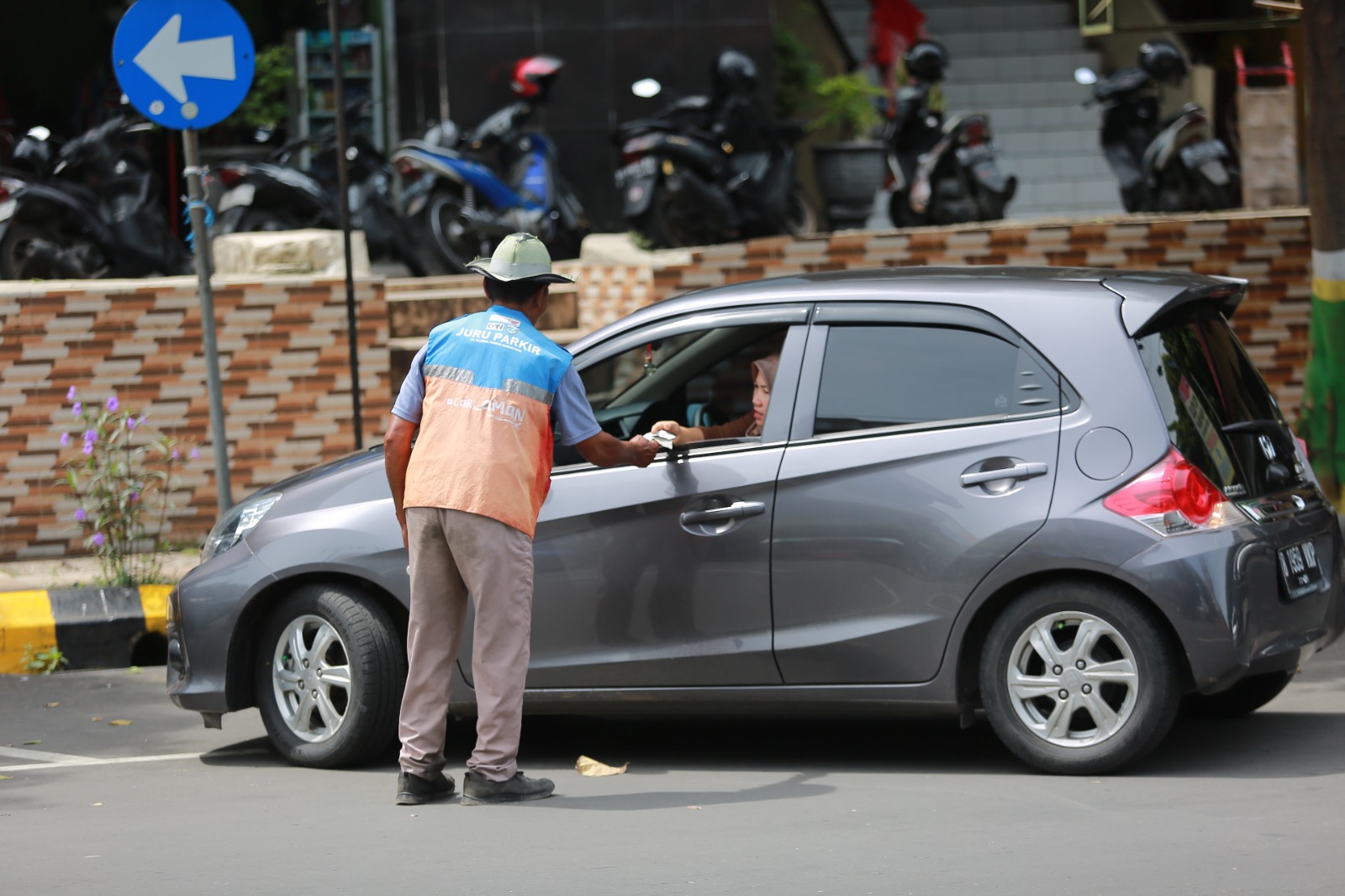 Dishub Kota Madiun kembali melelang pengelolaan parkir tepi jalan umum dengan skema baru hasil evaluasi demi mengejar target PAD 2026 sebesar Rp 2,5 miliar. BAGAS BIMANTARA/JAWA POS RADAR MADIUN