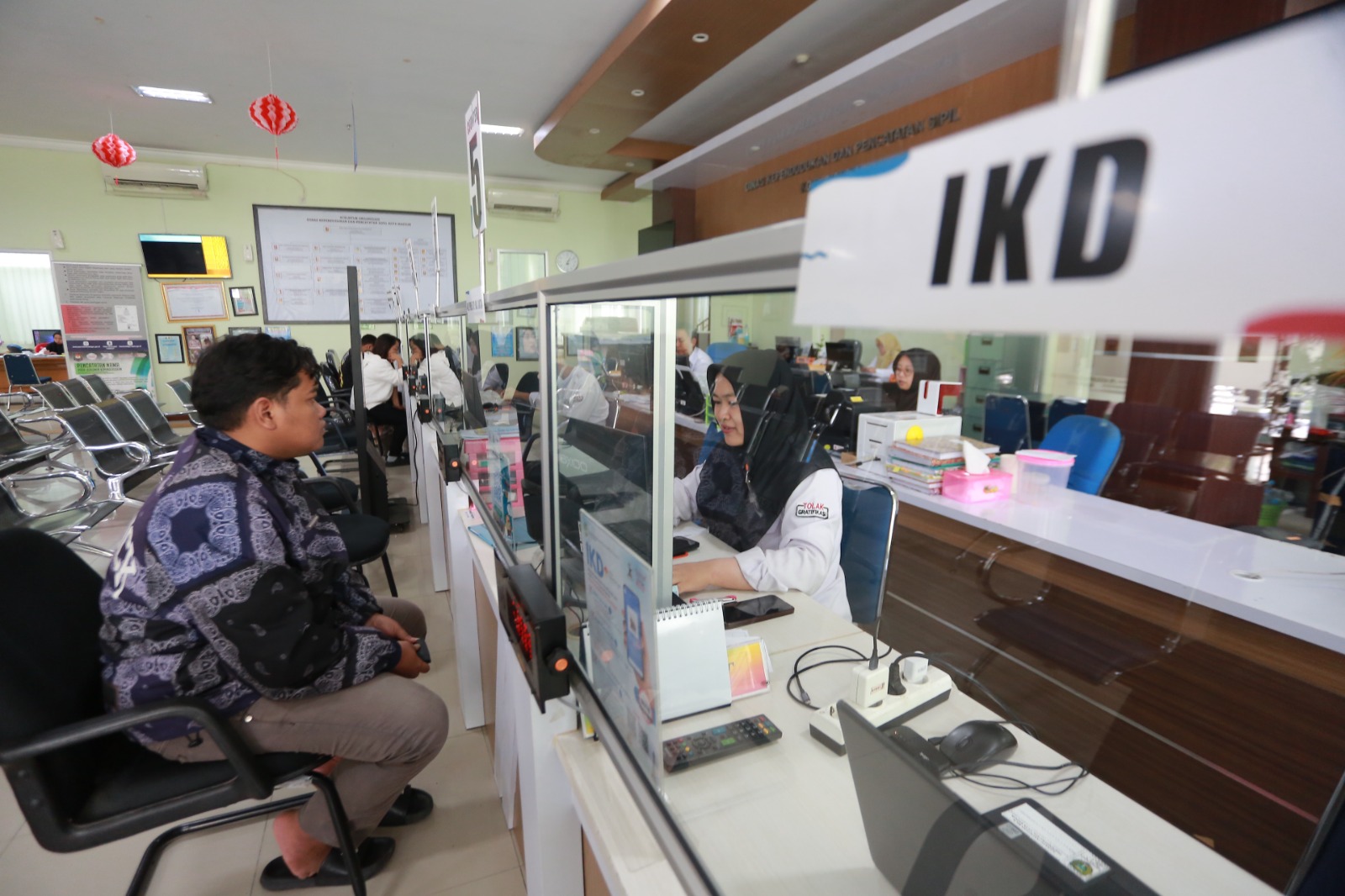 Dispendukcapil Kota Madiun mulai membersihkan ratusan data kependudukan ganda serta warga meninggal yang belum dilaporkan demi validasi data penduduk. BAGAS BIMANTARA/JAWA POS RADAR MADIUN