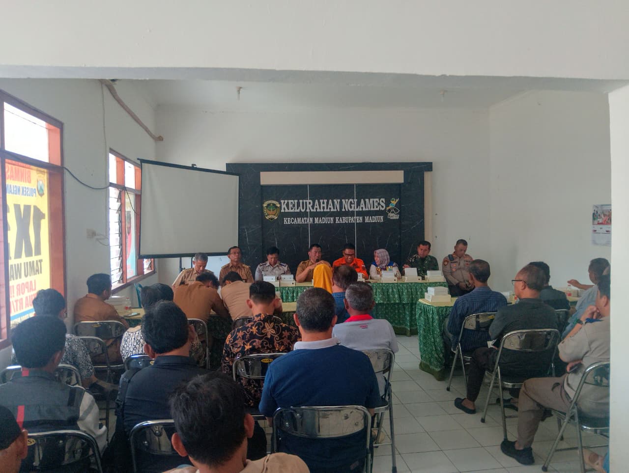 BERI PEMAHAMAN: Kepala Dinsos Kabupaten Madiun Supriyadi memimpin sosialisasi pembangunan Sekolah Rakyat bersama perwakilan Kementerian PUPR di Kelurahan Nglames, Madiun. FOTO: ISTIMEWA