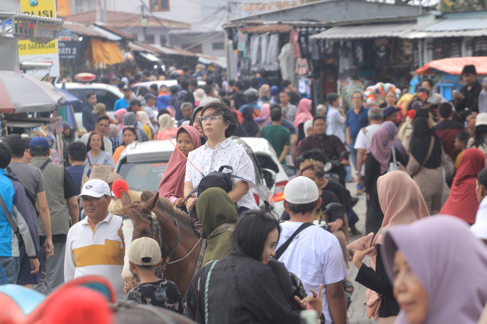 DITATA ULANG: Pemkab Magetan mengkaji jalur alternatif warga agar jalan lingkar Telaga Sarangan lebih aman dan difungsikan khusus untuk aktivitas wisata. AJI PUTRA/RADAR MAGETAN