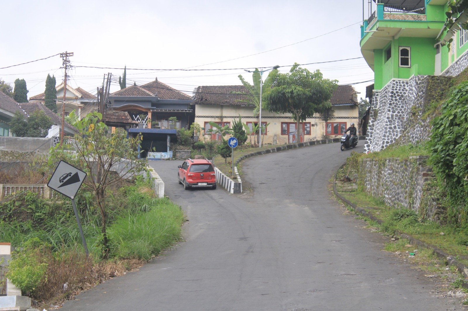 RAWAN: Tanjakan Ngerong di Magetan menjadi salah satu ruas jalan dengan tingkat kecelakaan tinggi karena kondisi jalan yang curam dan terjal. AJI PUTRA/RADAR MAGETAN